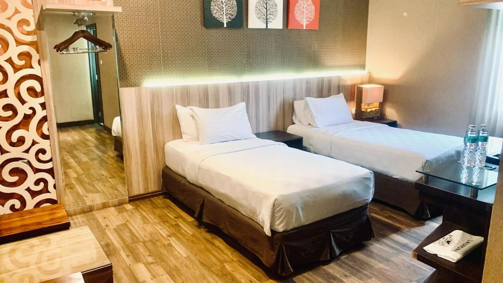 Oxville Hotel Паданг Экстерьер фото